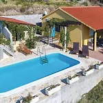 Two-Bedroom Holiday Home In Dingac *