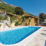 Two-Bedroom Holiday Home In Dingac * Gornji Dingac