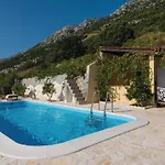 Two-Bedroom Holiday Home In Dingac Holiday home Gornji Dingac