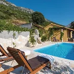 Two-Bedroom Holiday Home In Dingac