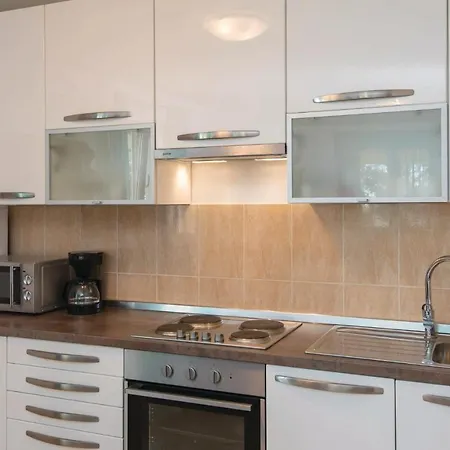 Two-bedroom In Dingac Hébergement de vacances