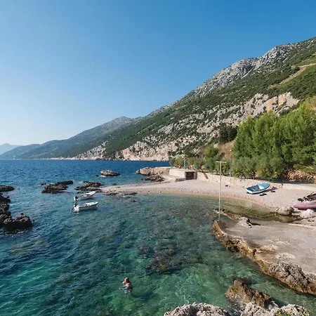 Two-bedroom In Dingac Casa de Férias