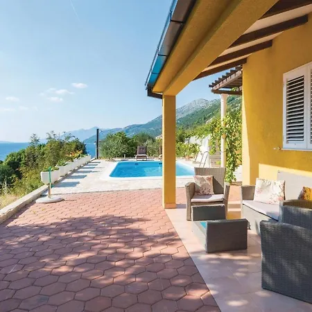 Two-bedroom In Dingac Gornji Dingač