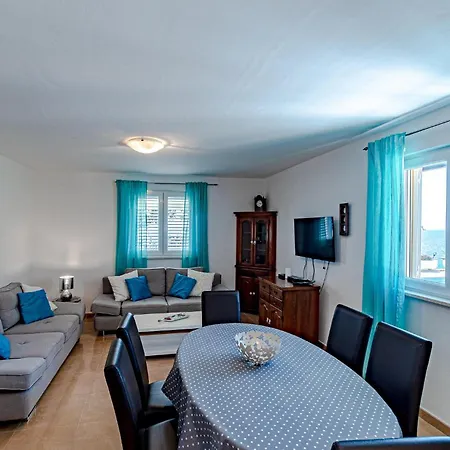 Two-Bedroom Holiday Home In Dingac *