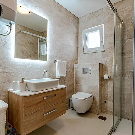 Two-bedroom In Dingac Gornji Dingač