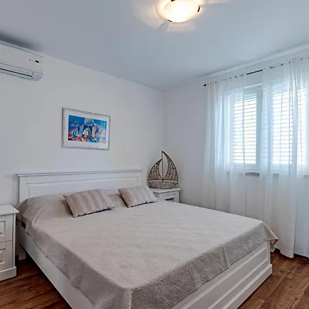 Two-Bedroom Holiday Home In Dingac * Gornji Dingac