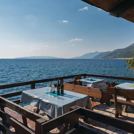 Two-Bedroom Holiday Home In Dingac Holiday home Gornji Dingac