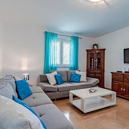 Two-Bedroom Holiday Home In Dingac * Gornji Dingac