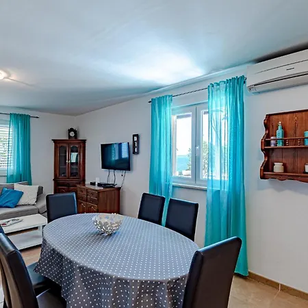 Two-bedroom In Dingac Casa de Férias