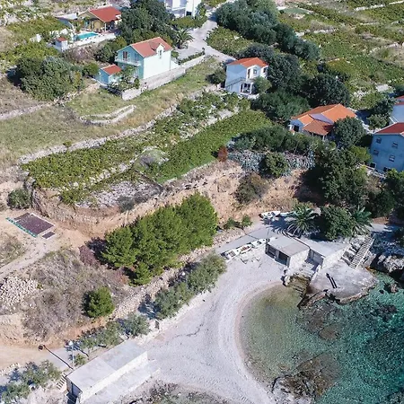 Two-Bedroom Holiday Home In Dingac