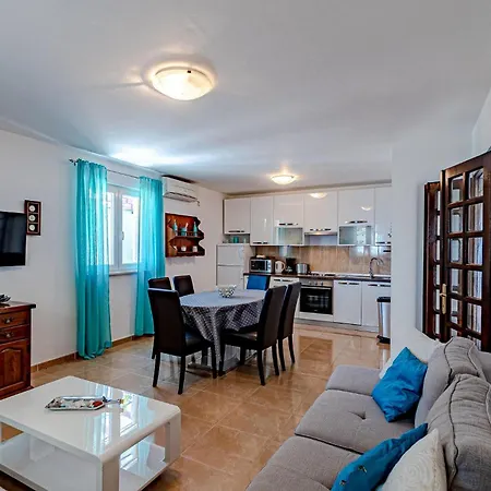 Two-bedroom In Dingac Hébergement de vacances *