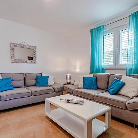 Two-bedroom In Dingac *